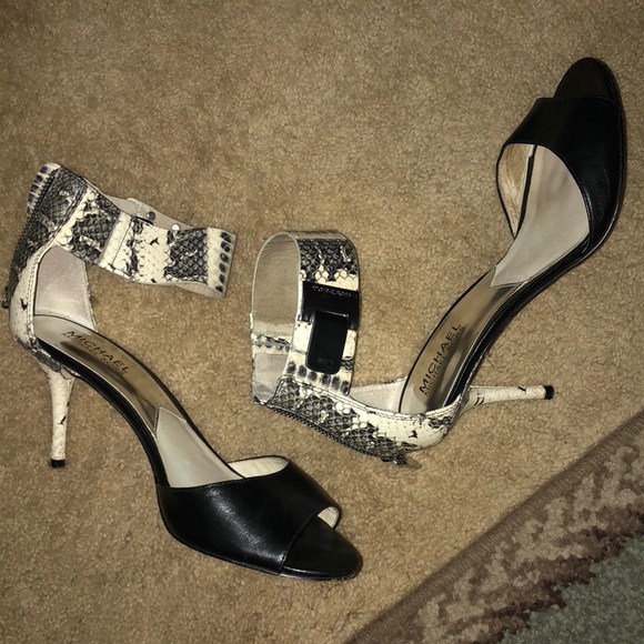 MICHAEL Michael Kors Shoes - MICHAEL KORS black & snake print print heels sz 8